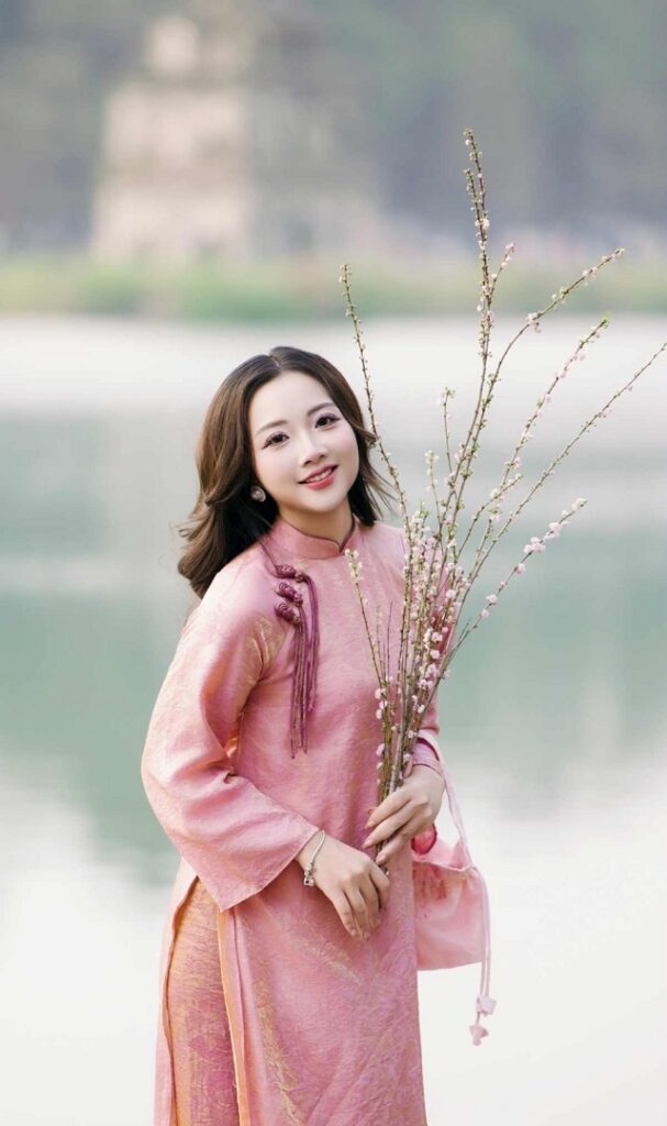 CEO Hồng Anh Phạm:“Tà áo dài không chỉ là trang phục mang tính biểu trưng, mà là một di sản văn hoá sống, kết tinh từ lịch sử thẩm mỹ, cấu trúc xã hội, và quan niệm sống của người Việt qua nhiều thế hệ.