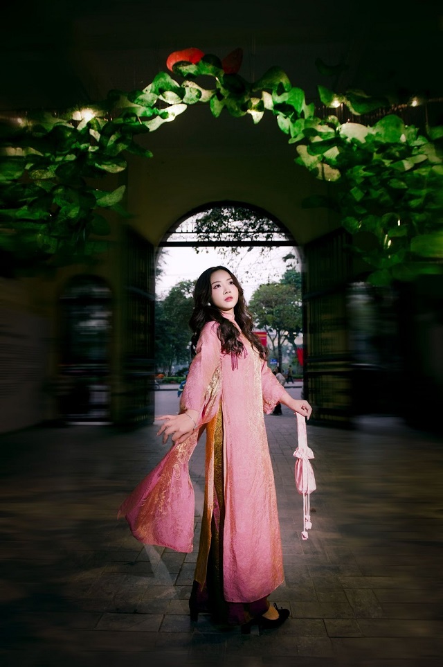 CEO Hồng Anh Phạm: “Trong bộ ảnh áo dài Tết lần này, tôi không tìm cách ‘làm mới’ truyền thống bằng sự cách điệu bề nổi, mà tiếp cận bằng tinh thần nghiên cứu – thấu hiểu – đối thoại”.