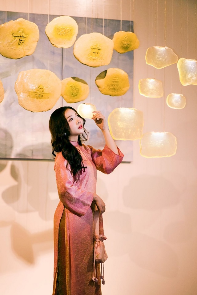 Hồng Anh Phạm tại Art Connecting – triển lãm nằm trong chuỗi hoạt động Hà Nội Sáng Tạo, do Sở Văn hóa và Thể thao Hà Nội tổ chức.