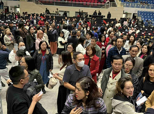 Hàng ngàn khán giả bức xúc vì đêm nhạc “Về đây bốn cánh chim trời” bị hủy vào phút chót. Nguồn ảnh: Vân Anh. Hàng ngàn khán giả bức xúc vì đêm nhạc “Về đây bốn cánh chim trời” bị hủy vào phút chót. Nguồn ảnh: Vân Anh.