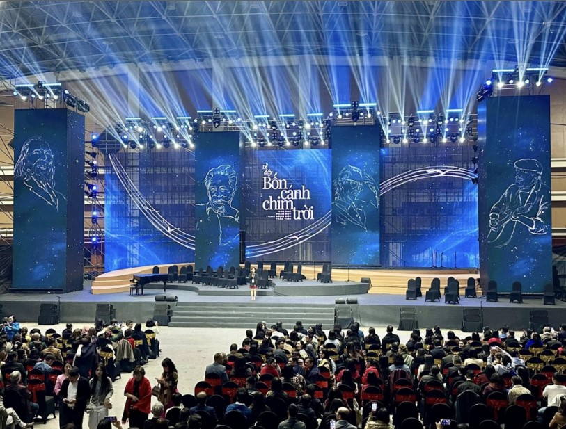 Hán Đức Hải: “Sự quan tâm của công chúng đối với show ‘Về đây bốn cánh chim trời’ là rất lớn!” Hán Đức Hải: “Sự quan tâm của công chúng đối với show ‘Về đây bốn cánh chim trời’ là rất lớn!”