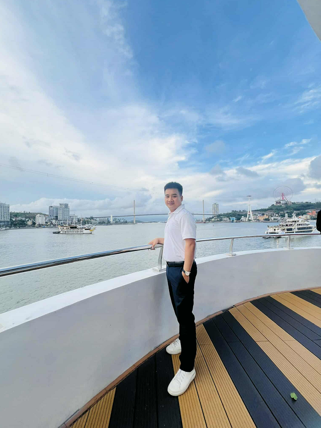 Nhà thơ Hán Đức Hảitự nhận mình là “tân binh”, là “tay ngang” khi sáng tác thơ/bình luận sự kiện, hay khi viết về giáo dục, tài chính, kinh doanh, bất động sản và quản trị. Nhà thơ Hán Đức Hảitự nhận mình là “tân binh”, là “tay ngang” khi sáng tác thơ/bình luận sự kiện, hay khi viết về giáo dục, tài chính, kinh doanh, bất động sản và quản trị.