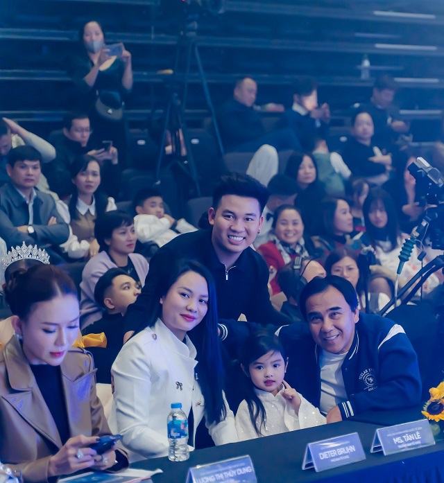 Ông Nguyễn Văn Dũng (Dũng Lucas) - đại diện phía Nhà sản xuất Lina Media. Ông Nguyễn Văn Dũng (Dũng Lucas) - đại diện phía Nhà sản xuất Lina Media.