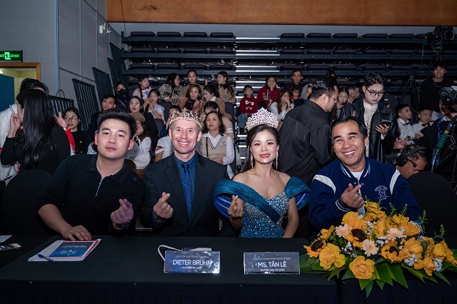 Ông Nguyễn Văn Dũng (ảnh trái) - đại diện phía Nhà sản xuất Lina Media chụp ảnh lưu niệm cùng Hoa hậu Tân Lê và Nghệ sĩ Quyền Linh. Ông Nguyễn Văn Dũng (ảnh trái) - đại diện phía Nhà sản xuất Lina Media chụp ảnh lưu niệm cùng Hoa hậu Tân Lê và Nghệ sĩ Quyền Linh.