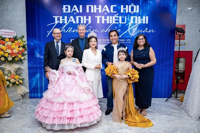 Bạn bè quốc tế chụp ảnh lưu niệm cùng các nghệ sĩ và thí sinh tại Đại nhạc hội Thanh, Thiếu nhi. Bạn bè quốc tế chụp ảnh lưu niệm cùng các nghệ sĩ và thí sinh tại Đại nhạc hội Thanh, Thiếu nhi.